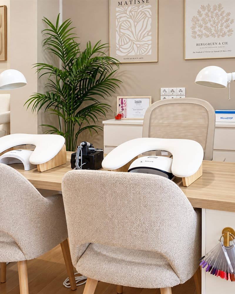 Salón de estética Touché en Maceda con zona de manicura y pedicura
