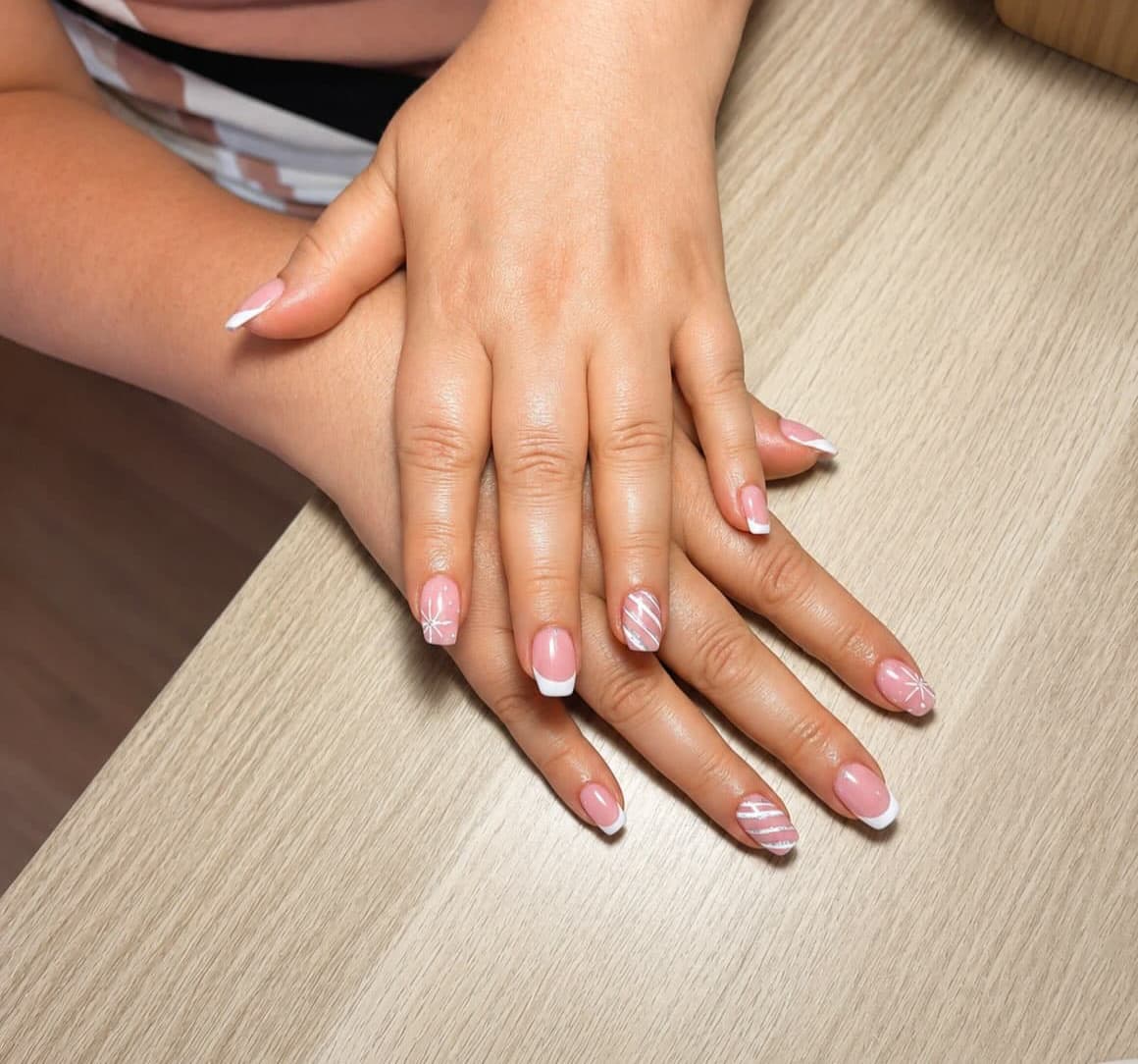 Zona de manicura del salón de belleza Touché en Maceda